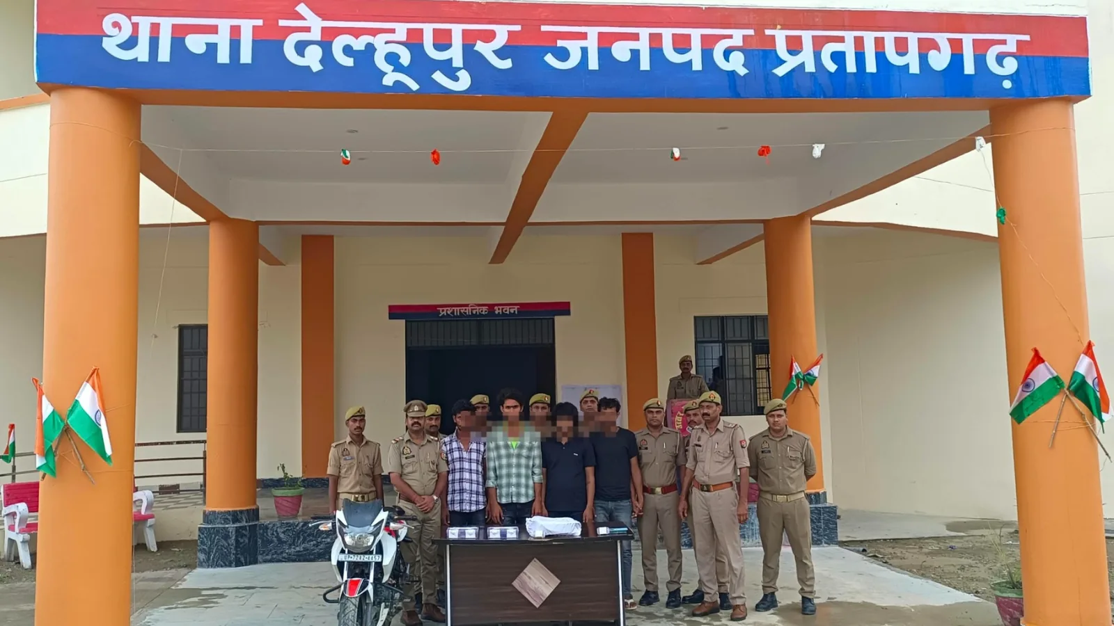 प्रतापगढ़ में पुलिस ने डकैती की तैयारी कर रहे चार बदमाशों को गिरफ्तार किया