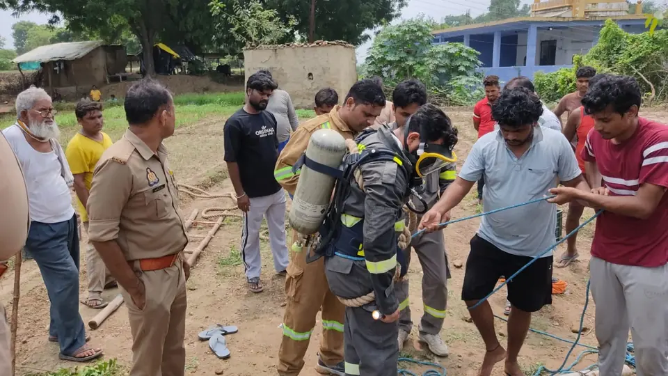 70 फीट गहरे कुएं से बाहर निकाला गया बेहोश युवक