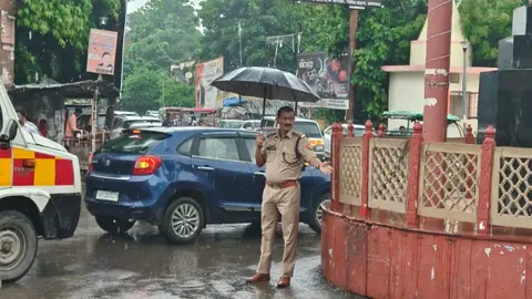 प्रतापगढ़ में श्रावण सोमवार को भीड़ और बारिश से ट्रैफिक जाम