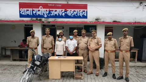 बहराइच में चोरी के दो मामलों में फरार आरोपियों को पुलिस ने गिरफ्तार किया