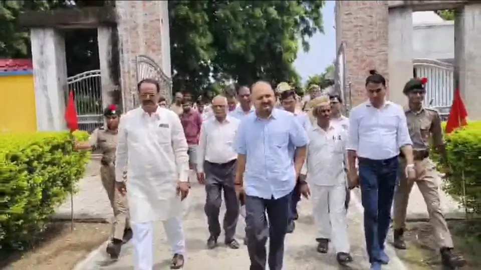 District Magistrate joins students as ordinary citizen in Pratapgarh debate event