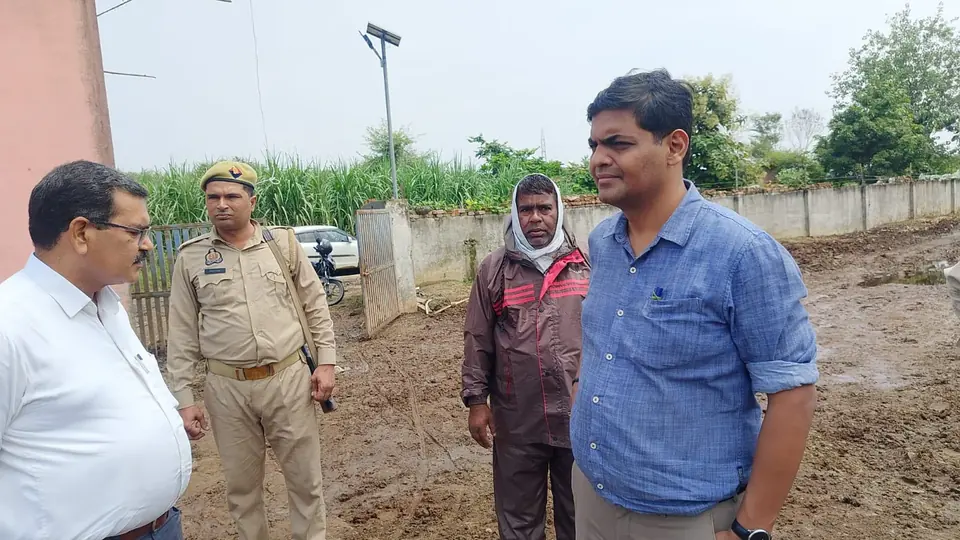 मुजफ्फरनगर में बारिश के बीच एसडीएम ने गौशालाओं का निरीक्षण किया
