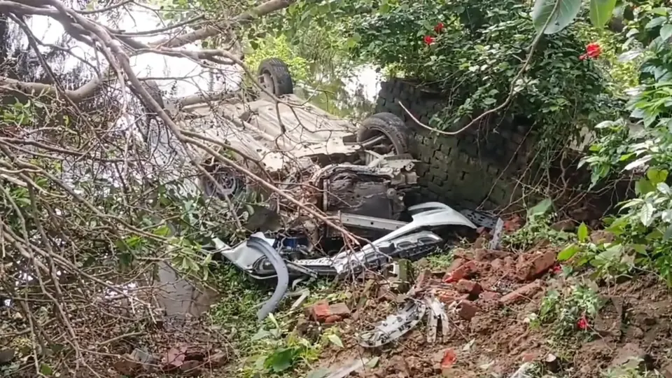 Speeding car overturns in Raibareli, three critically injured in violent crash