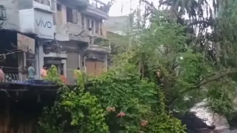 दिल्ली में भारी बारिश में हमदर्द स्कूल की दीवार ढही, कोई हताहत नहीं
