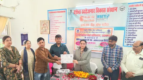 प्रतापगढ़ के जिलाधिकारी ने स्कूलों का निरीक्षण कर गौशाला की खराब व्यवस्था पर नाराजगी जताई