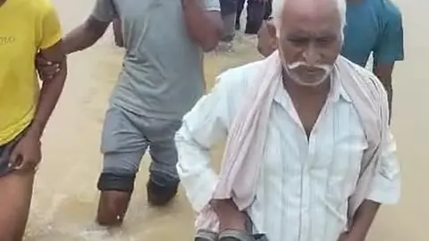 जर्जर पुल पर पानी भरने से शव यात्रा में देरी, 10 हजार लोगों को खतरा