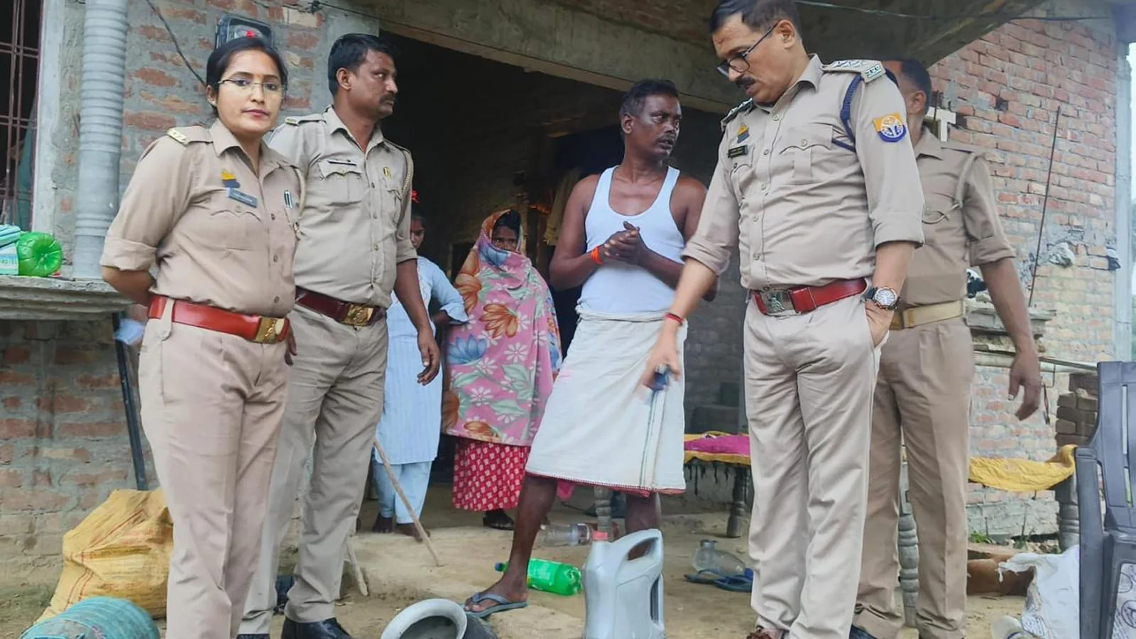 प्रतापगढ़ में आबकारी विभाग ने अवैध शराब बनाने वालों को दबोचा