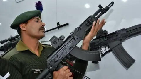 भारत ने स्वदेशी AK-203 राइफल का सफल परीक्षण किया, छह लाख तैनात करेगी