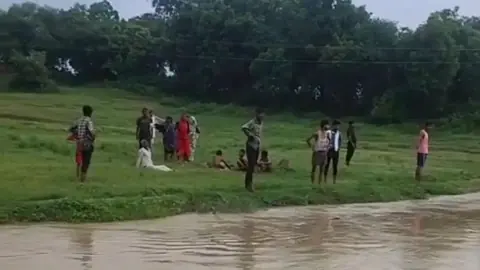 चाचा-भतीजा बारिश के तेज बहाव में डूबे, 10 घंटे की खोज के बाद दोनों का शव मिला