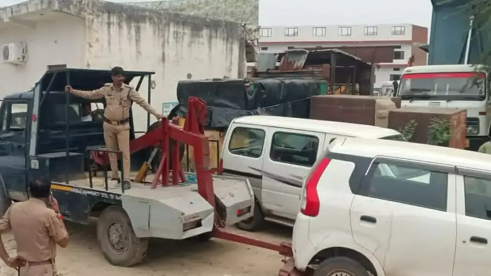 Aligarh police seizes nine unauthorized commercial vehicles in traffic crackdown
