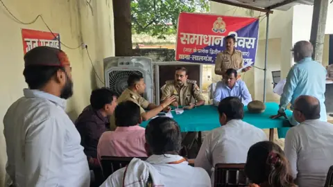 प्रतापगढ़ के लालगंज थाने में थाना दिवस, लोगों की शिकायतें सुनीं