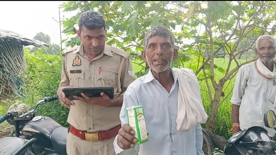 अलीगढ के ठेके में खुलेआम तय समय से पहले शराब की बिक्री, पुलिस निष्क्रिय