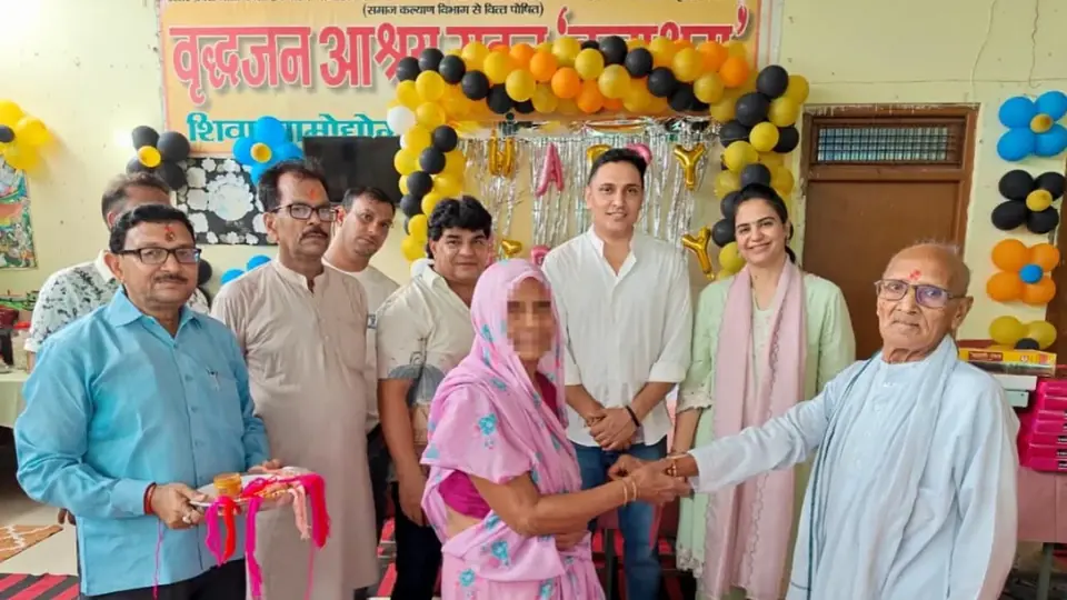प्रतापगढ़ के एसपी ने रक्षाबंधन पर वृद्धाश्रम में बिताया समय