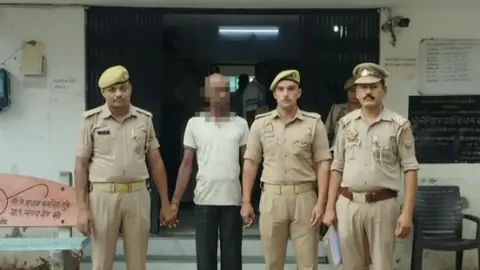 प्रतापगढ़ में पुलिस ने चार अवैध बम के साथ युवक को गिरफ्तार किया