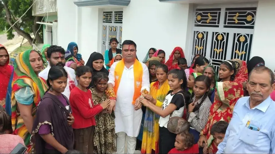 भदौसी में रक्षाबंधन पर बहनों ने भाजपा नेता को बांधी राखी