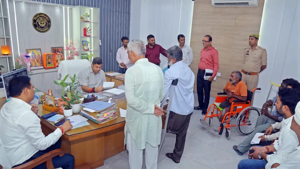 गाजियाबाद के डीएम ने जनसुनवाई में सुनीं जनता की समस्याएं, दिए तेजी से समाधान के आदेश