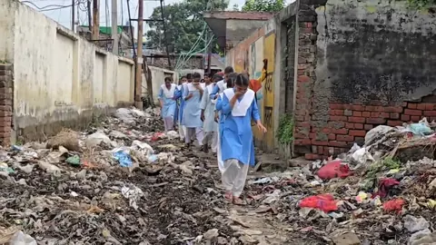 श्रावस्ती के स्कूल जाने वाली सड़क पर कूड़े के ढेर, छात्राओं की सेहत को खतरा