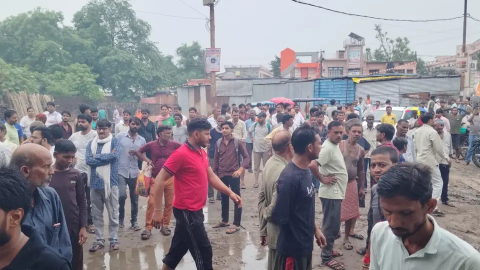 हमीरपुर के स्कूटी शोरूम में भीषण आग, लाखों का नुकसान