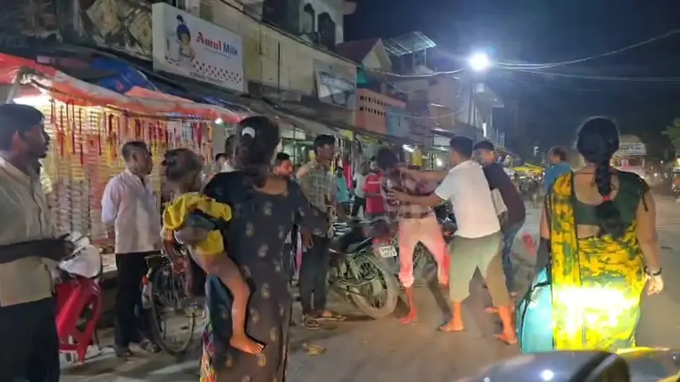 Violent brawl erupts at Shravasti market during Raksha Bandhan shopping rush