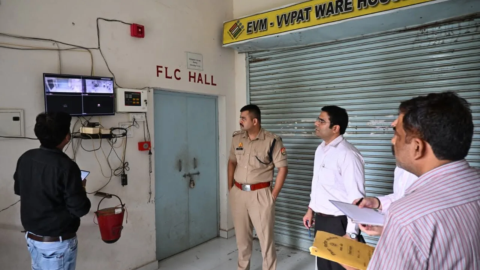 DM and SP inspect EVM warehouse security in Banda ahead of elections