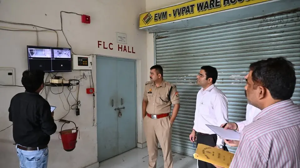 बांदा में ईवीएम-वीवीपैट वेयरहाउस की सुरक्षा का कड़ा निरीक्षण
