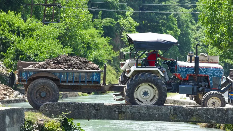 HMT-made tractor, ‘70s jeep among planters at Srinagar's first-ever 'waste-to-wonder' garden