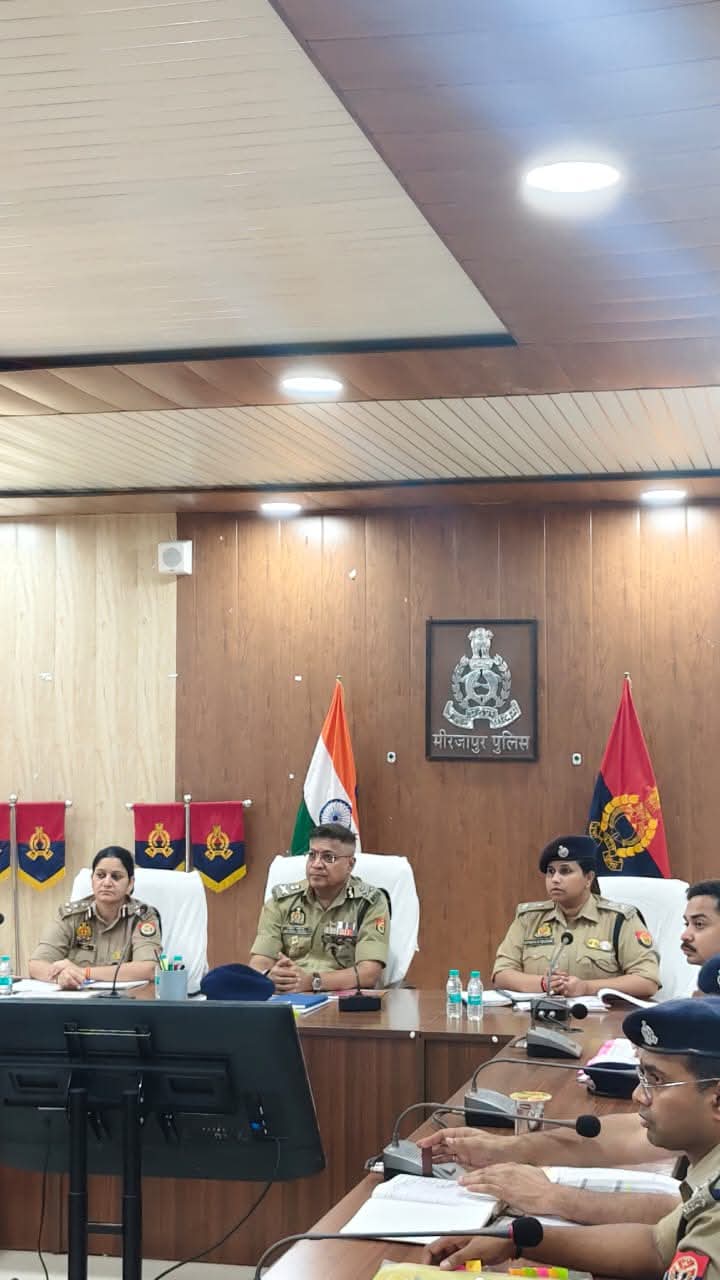 मीरजापुर पुलिस कार्यालय निरीक्षण और समीक्षा बैठक की तस्वीर