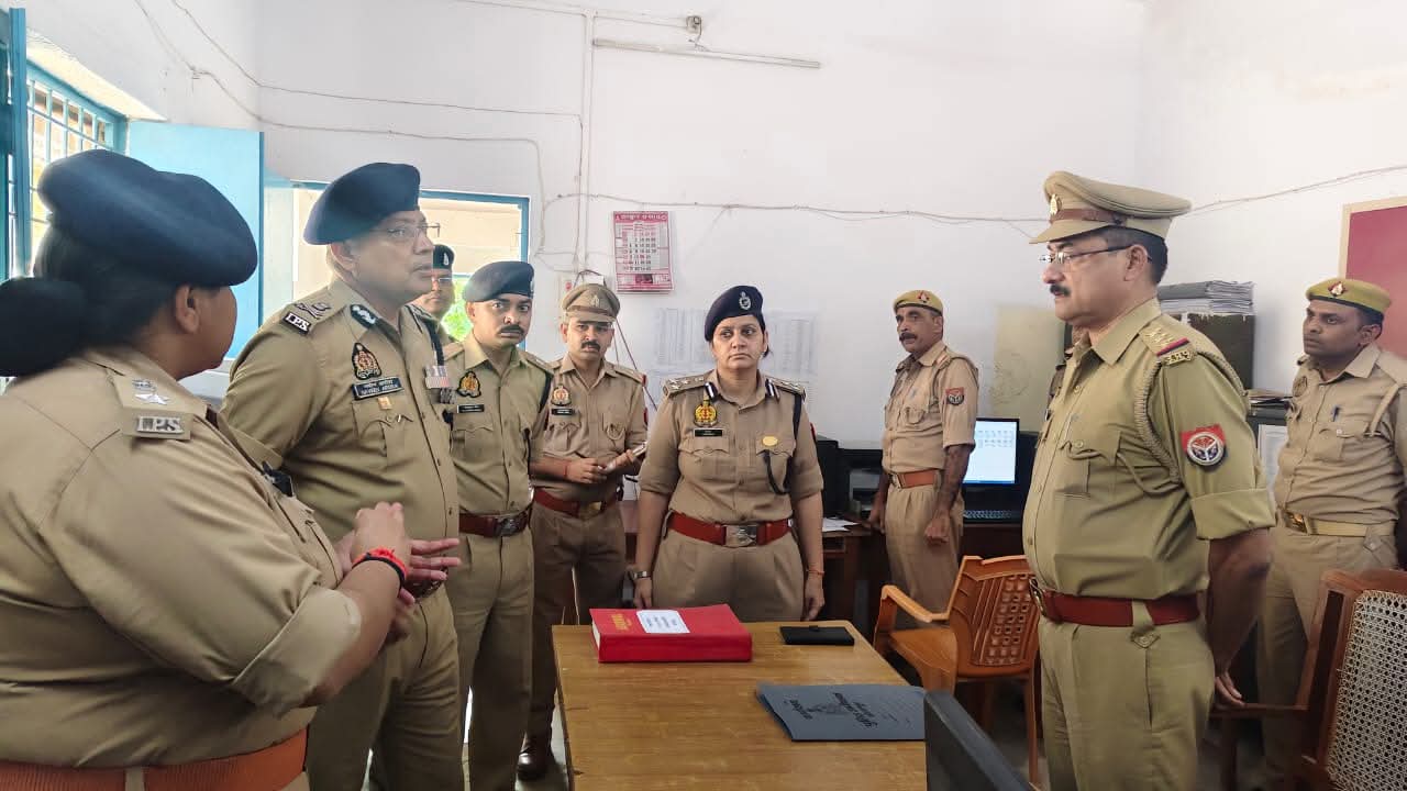 मीरजापुर पुलिस कार्यालय में समीक्षा बैठक की तस्वीर