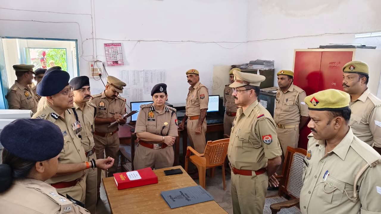 मीरजापुर में समीक्षा बैठक में मौजूद पुलिस अधिकारी