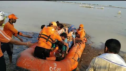 SDRF Rescues 14 Stranded In Waterlogged Shravasti Villages