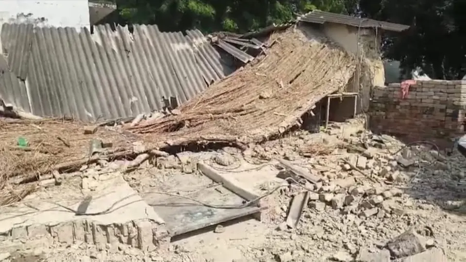 अमेठी में कच्चा मकान भरभराकर ढहा, पूरा परिवार मलबे में दबा
