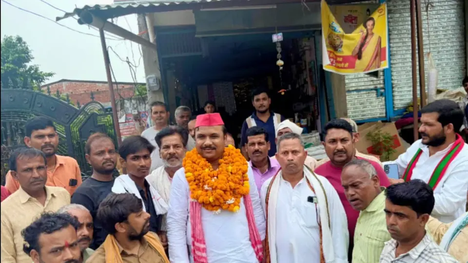 Samajwadi Party leader Masood Alam Khan meets Shravasti traders, pledges support for their concerns
