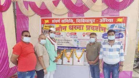 Social workers stage silent protest at Fufund railway station for train halts