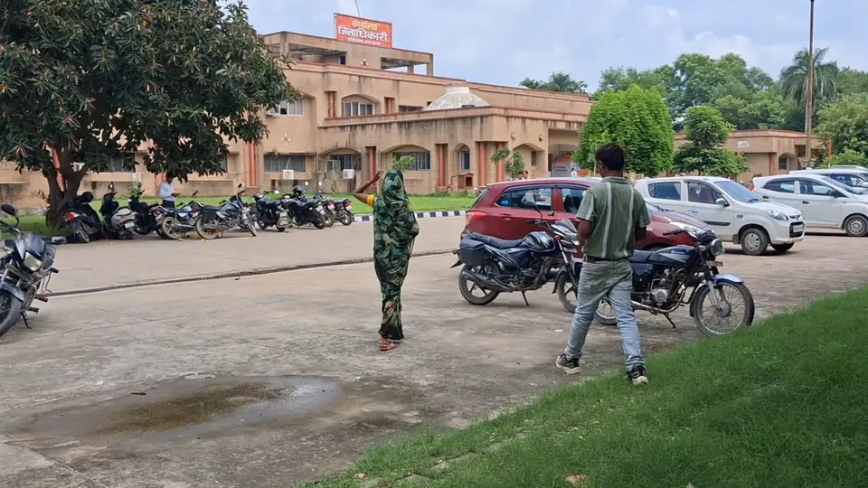 श्रावस्ती में महिला पर रात भर हमला, पुलिस ने सुलह कराने का दबाव