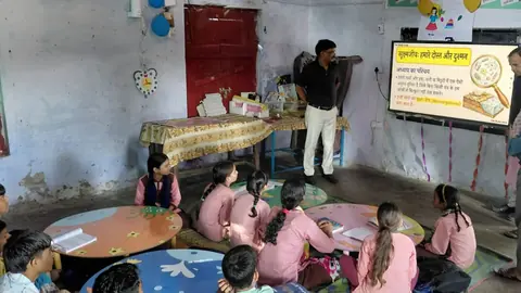 हाथरस में स्कूल का औचक निरीक्षण, कम उपस्थिति पर डीएम नाराज