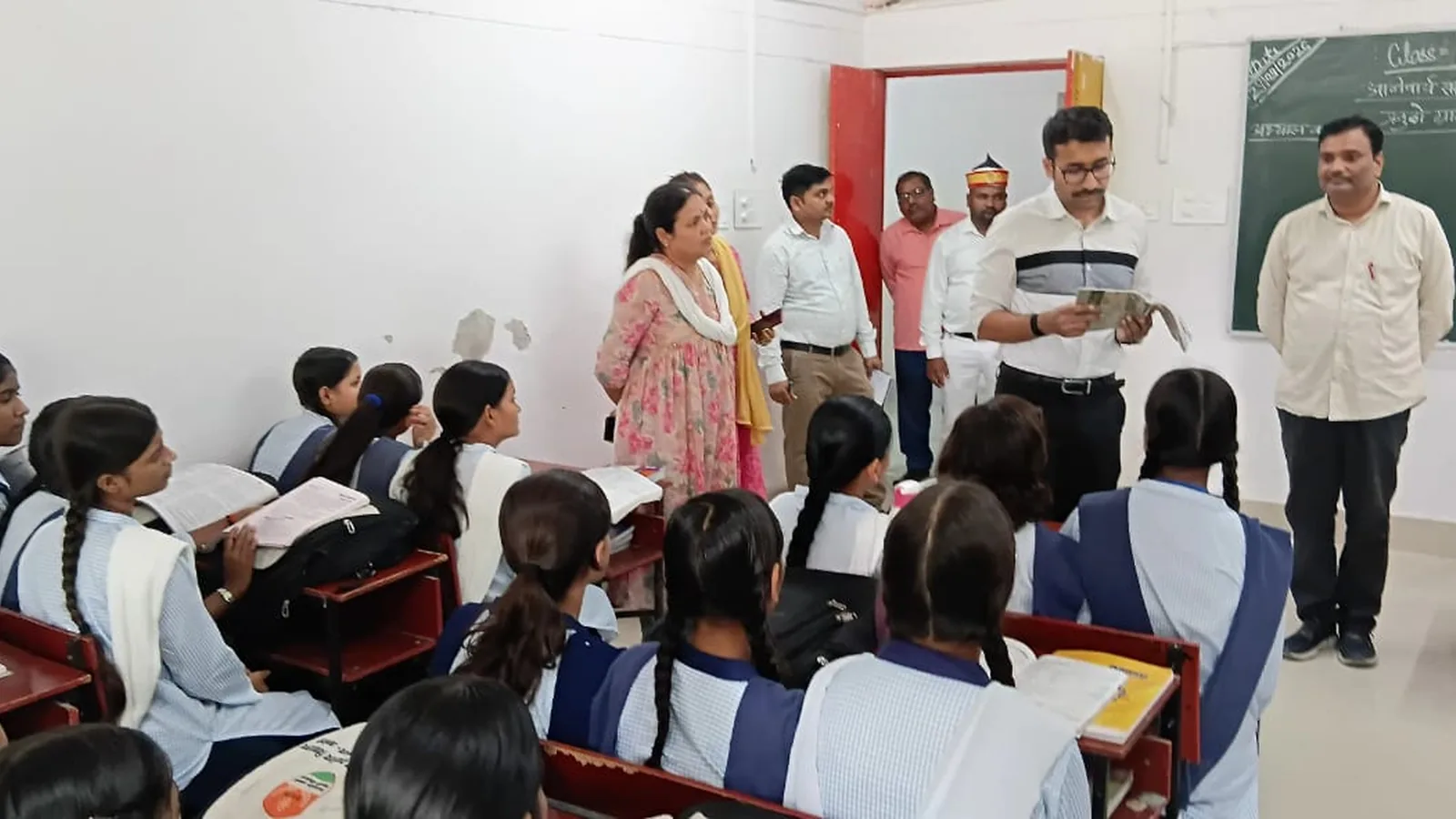 Amethi DM Eats With Girl Students To Check Meal Quality