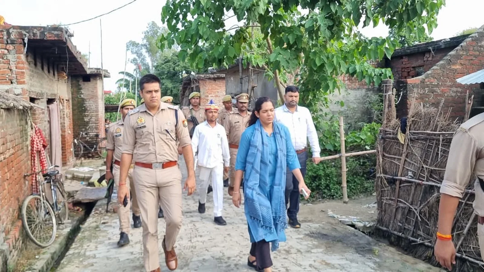 Shravasti DM, SP Inspect Narayanpur Amid Rapti River Flood Threat