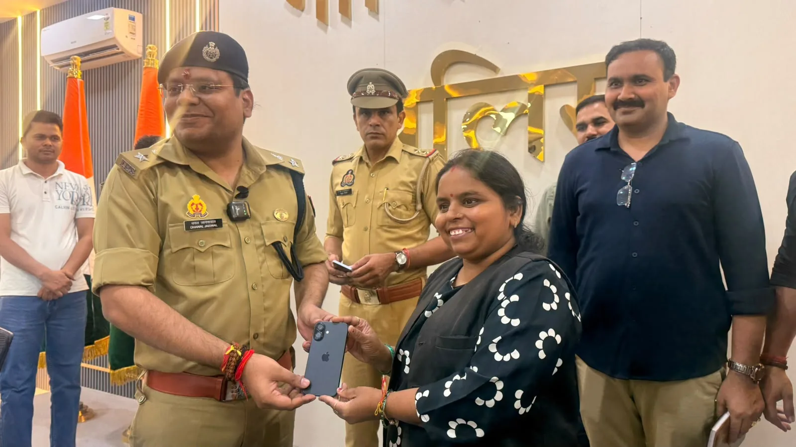 गाजियाबाद पुलिस ने 555 चोरी के मोबाइल बरामद कर मालिकों को लौटाए