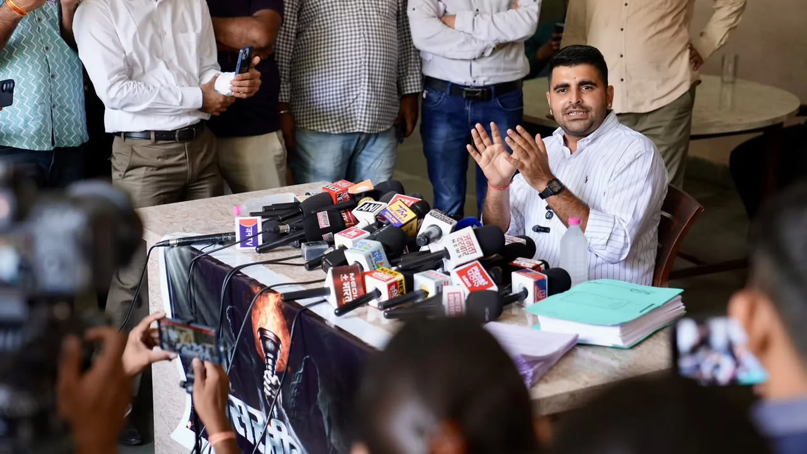 Ravindra Singh Bhati Press Note - 22 September, 2026 EWS व्यवस्था में व्यावहारिक सुधार की मांग को लेकर रविन्द्र सिंह भाटी का अभियान तेज, 25 सितंबर से प्रदेशव्यापी यात्रा पिंक सिटी प्रेस क्लब में पत्रकार वार्ता कर विधायक ने रखीं EWS पात्रता, प्रमाण-पत्र, आयुसीमा और शैक्षणिक सुविधाओं से जुड़ी प्रमुख म