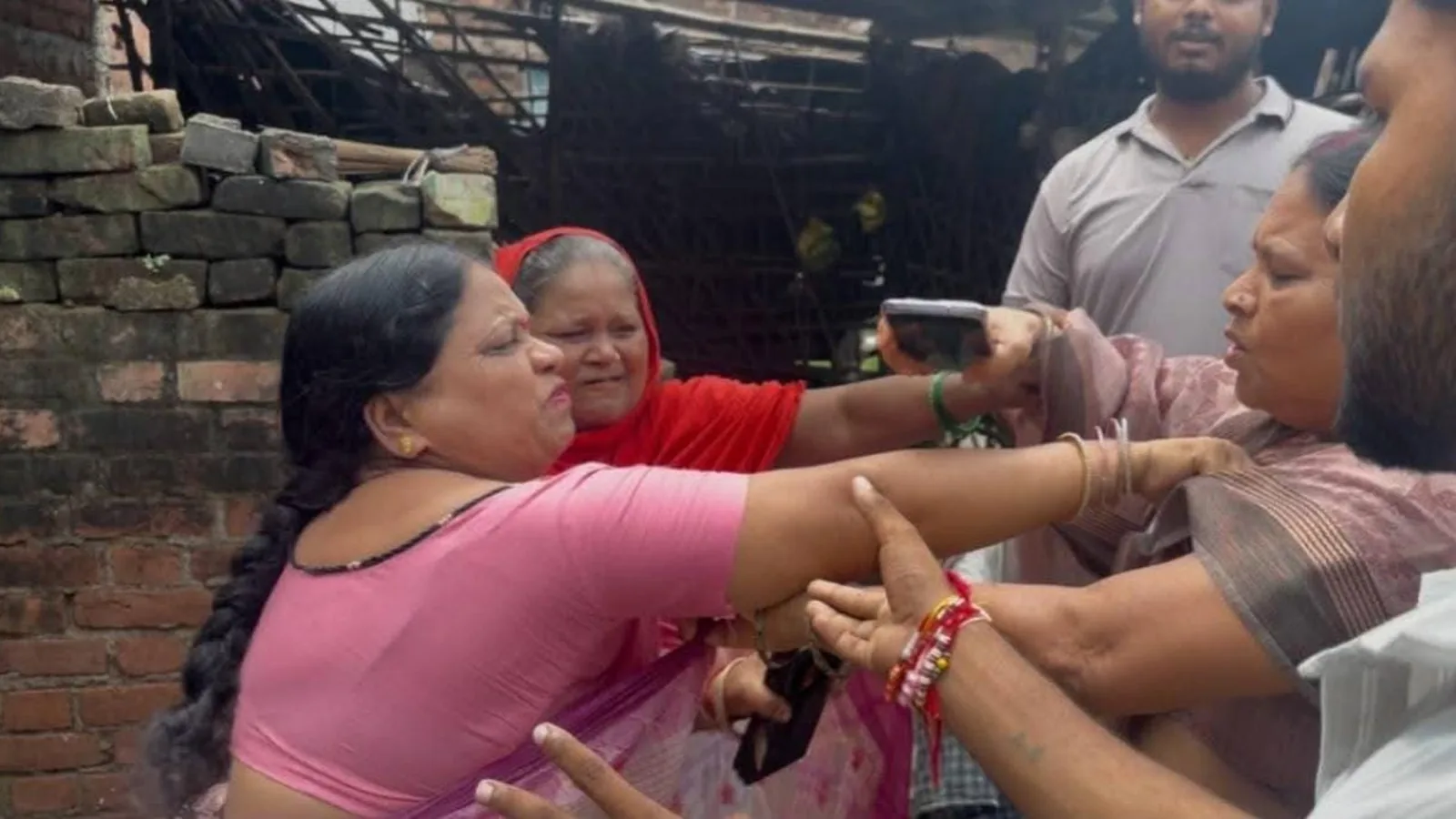 हमीरपुर में सपा की पूर्व अध्यक्ष और भाजपा की मौजूदा अध्यक्ष आपस में भिड़ीं