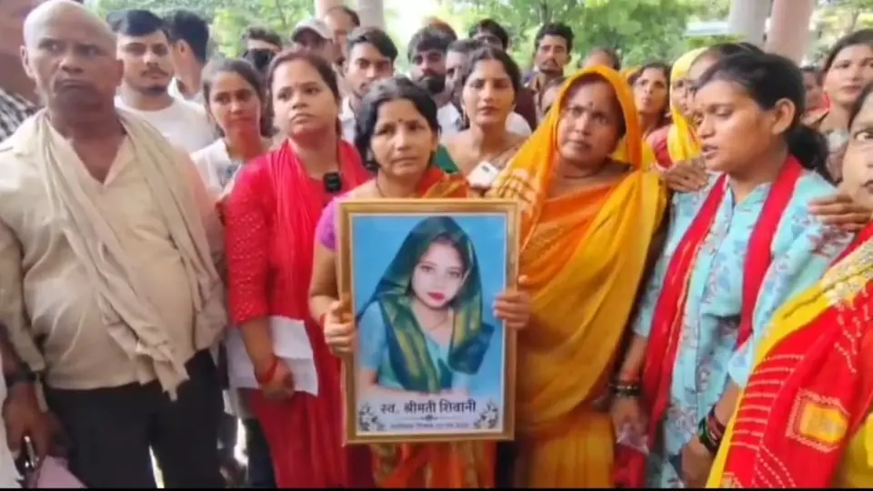 प्रसूता की मौत के बाद कानपुर में जिलाधिकारी कार्यालय का घेराव