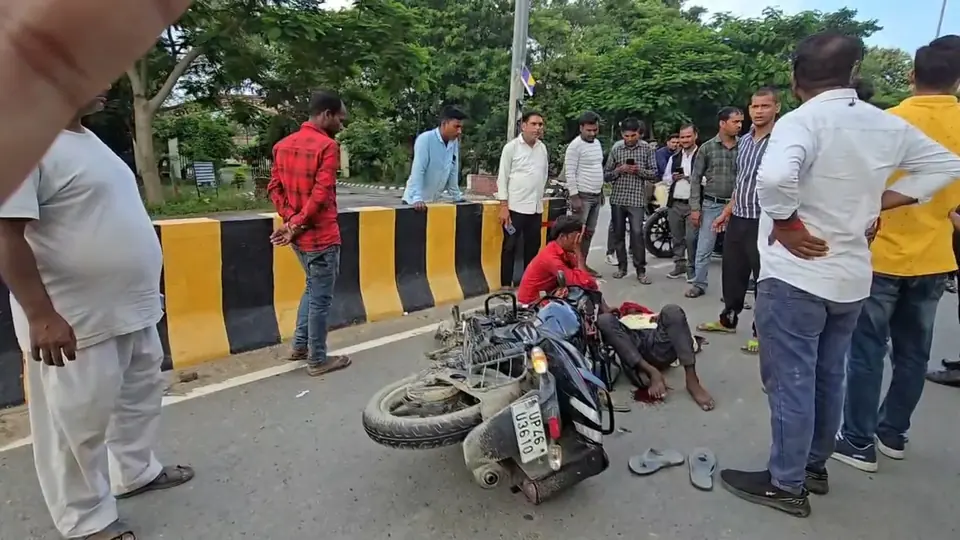 श्रावस्ती के DM दफ्तर के पास तेज रफ्तार बाइक हादसा, दो युवक गंभीर