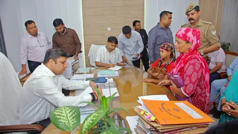 गाजियाबाद के जिलाधिकारी ने की जनसुनवाई, सुनी हजारों शिकायतें