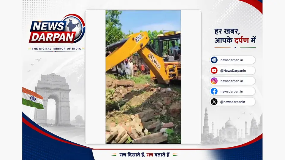 श्रावस्ती में सार्वजनिक रास्ते पर बने अवैध मकान को बुलडोजर से ध्वस्त किया