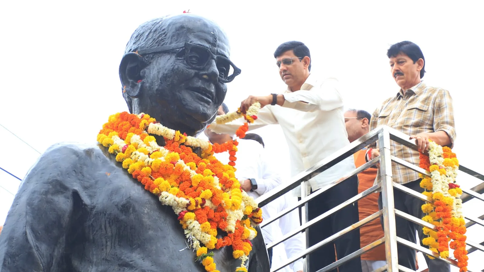 BJP leaders pay tribute to Kushabhau Thakre on his birth anniversary in Indore