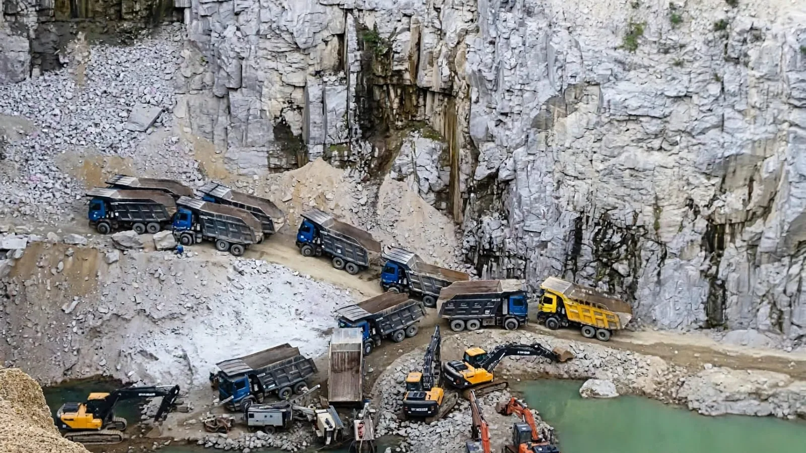 Gwalior illegal mining raid: 6 dumpers seized in Biloua