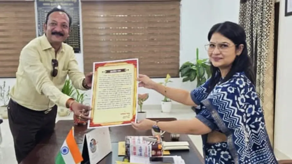 Hapur DM Honours Jeweller Sachin Jindal For Supporting Needy Children’s Education