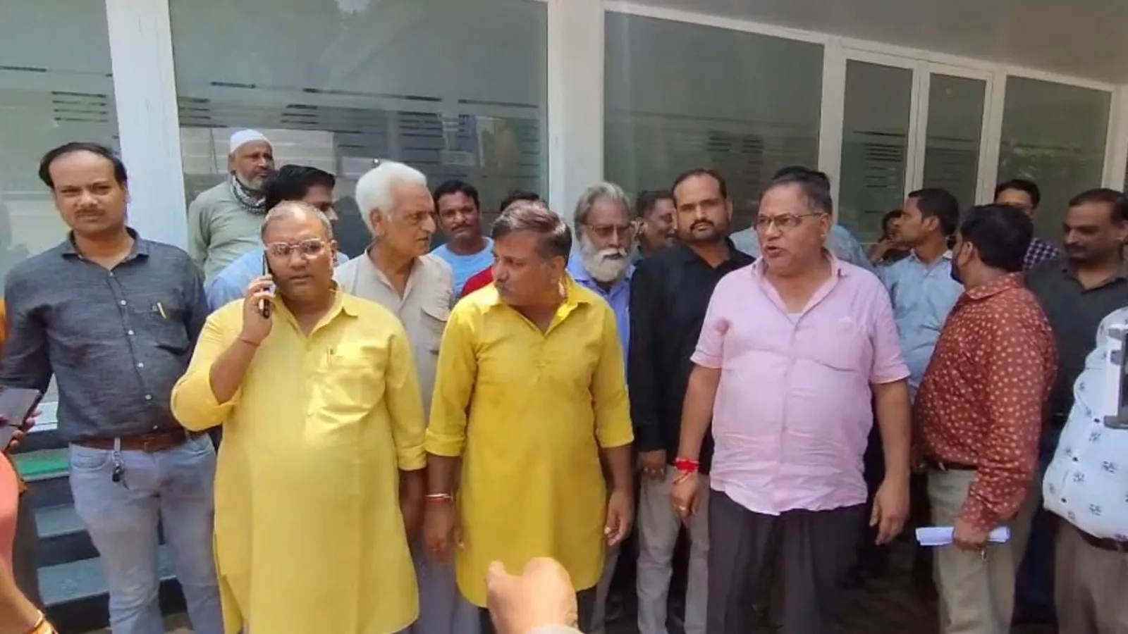 हमीरपुर में व्यापारी पर हमले के बाद फायरिंग की घटना