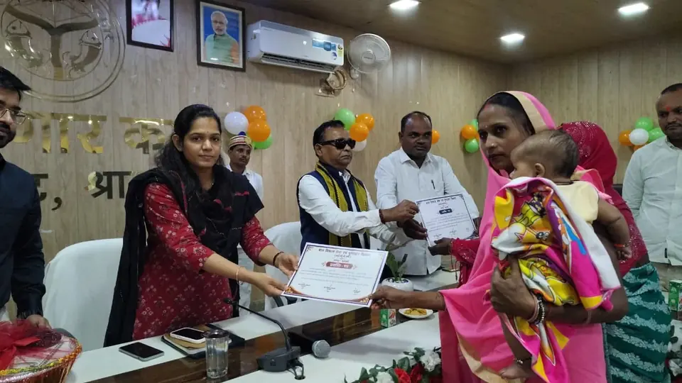 श्रावस्ती में आंगनवाड़ी कार्यकत्रियों को मिली बढ़ी तनख्वाह और बीमा सुविधा