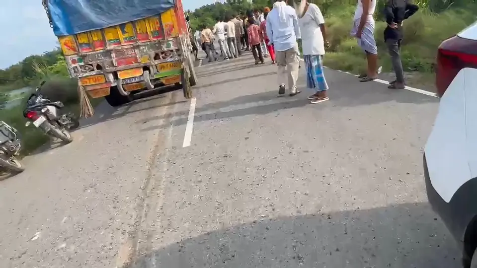 श्रावस्ती में ओवरलोड ट्रक का एक्सल टूटा, चार पहिया से भिड़ंत